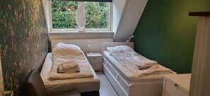4 habitaciones, tabla de planchar con plancha, wifi y ropa de cama 