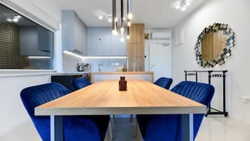 Deluxe Apartment, Sea View | In-room dining