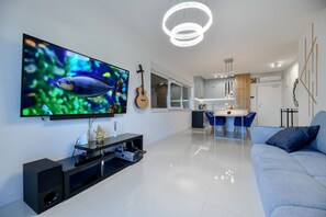 Deluxe Apartment, Sea View | Living area | Flat-screen TV - Apartment Lipotica 1 (Nin)