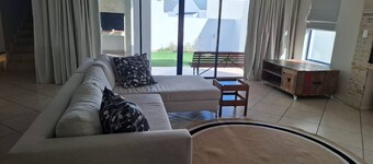 Oosiesrus - Charming Langebaan Villa With Garden View