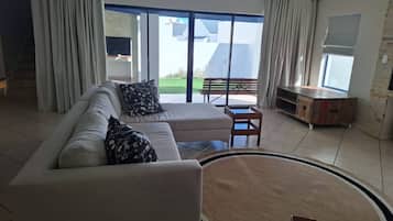 House, 4 Bedrooms, Smoking, Garden View | Living room
