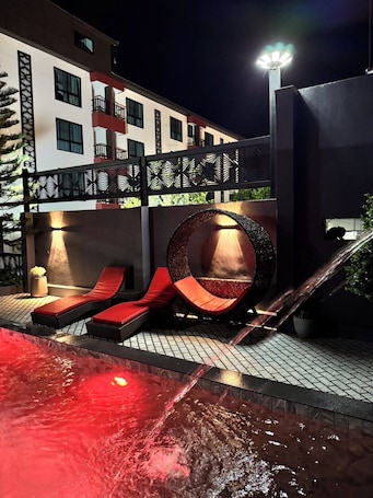 Outdoor pool. Grand Pruksasiri Hotel Chaiyaphum