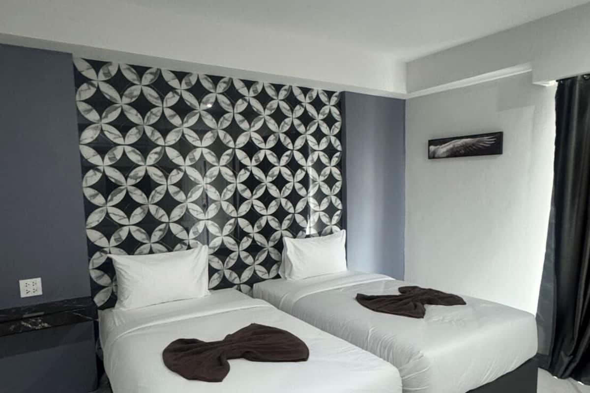 Eenvoudige Twin kamer, uitzicht op stad | Een bureau, gratis wifi