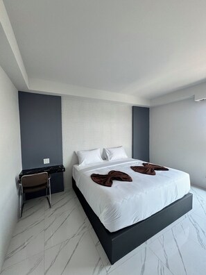 Dobbeltrom – basic, byutsikt | Skrivebord og wi-fi (inkludert)