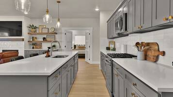 Frigorifero, microonde, forno, piano cottura