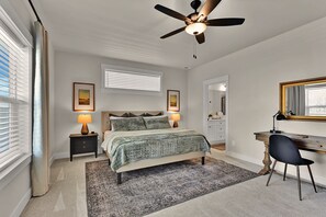 4 chambres, bureau, fer et planche à repasser, lit parapluie