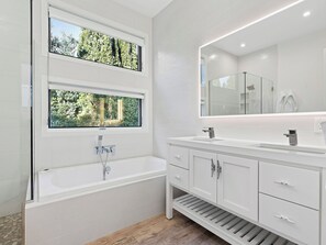 Doccia, vasca idromassaggio, asciugacapelli, bidet