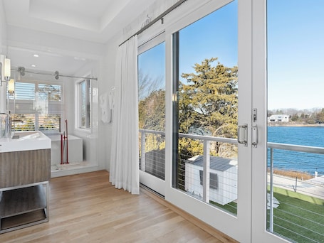 Interior. Sag Harbor Water View w Dock 1.5ml from town