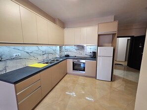 Appartamento | Cucina privata | Frigorifero, forno, piano cottura, bollitore elettrico