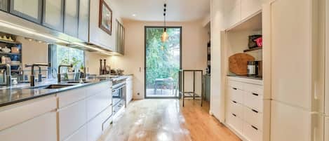 Geladeira, micro-ondas, fogão, cooktop
