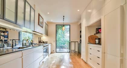 Elegant six-bedroom villa of 350 m2 with garden.