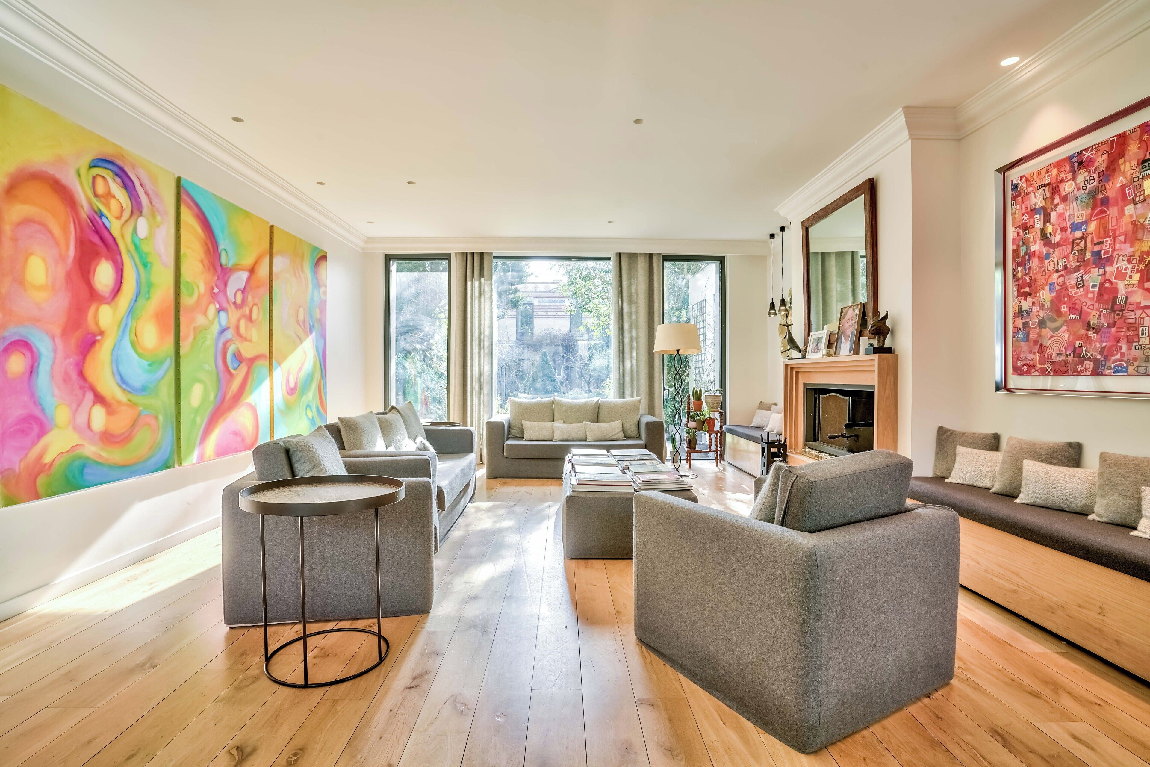 Cheminée, jeux vidéo, baby-foot, livres