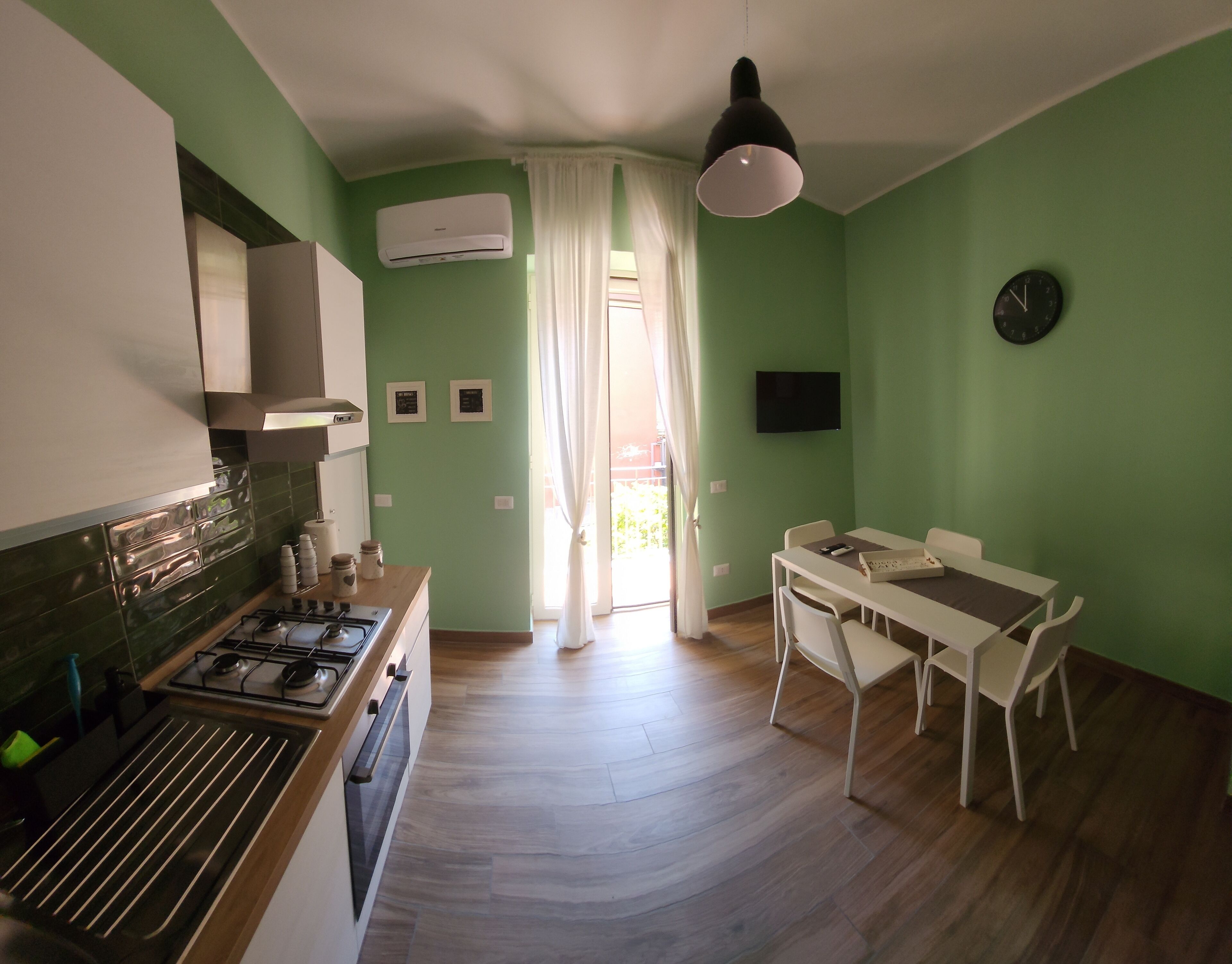 Mikrowelle, Ofen, Herdplatte, Kochgeschirr/Geschirr/Besteck