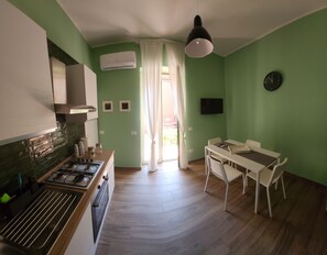 Mikrovågsugn, ugn, spishäll och grytor/köksredskap