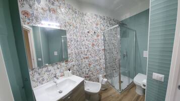 Haartrockner, Bidet, Handtücher, Seife