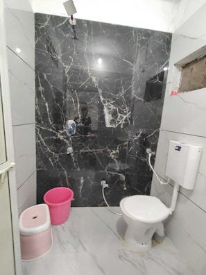 Quarto casal conforto | Banheiro | Chuveiro, chinelos, sabonete, shampoo