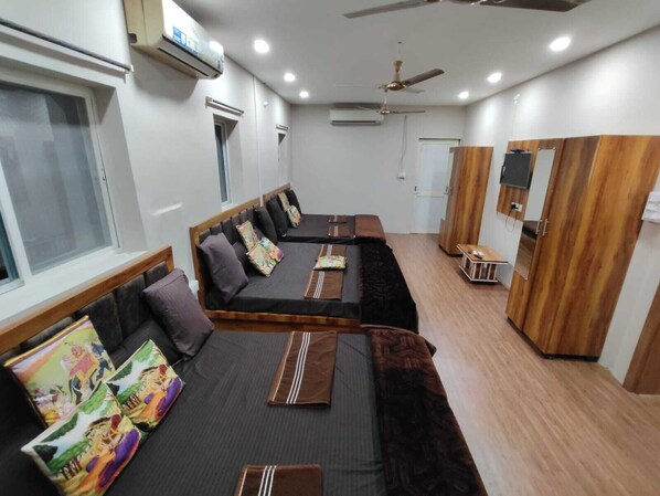 Comfort Triple Room | Free WiFi - Shree Kedarnath Homestay in Ujjain (Ujjain)