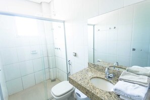 Douche, serviettes fournies, savon, papier de toilette