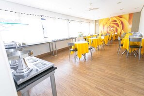 Free daily buffet breakfast  - Hotel Volp (Patos de Minas)