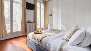 3 bedrooms, iron/ironing board, cots/infant beds, free WiFi - Le Marais & Place de la Republique 3BR (Paris)