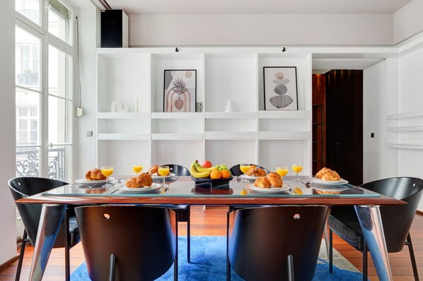 City Apartment, 3 Bedrooms, Non Smoking, Courtyard View | Living area | 40-inch Smart TV with satellite channels