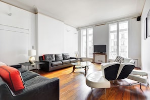 40-inch Smart TV with satellite channels - Le Marais & Place de la Republique 3BR  (Paris)