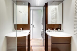 Bathroom - Le Marais & Place de la Republique 3BR  (Paris)