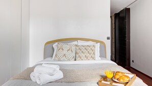 3 bedrooms, iron/ironing board, cots/infant beds, free WiFi - Le Marais & Place de la Republique 3BR (Paris)