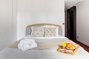 3 bedrooms, iron/ironing board, cots/infant beds, travel cot - Le Marais & Place de la Republique 3BR  (Paris)