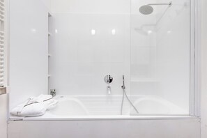 Bathroom - Le Marais & Place de la Republique 3BR  (Paris)