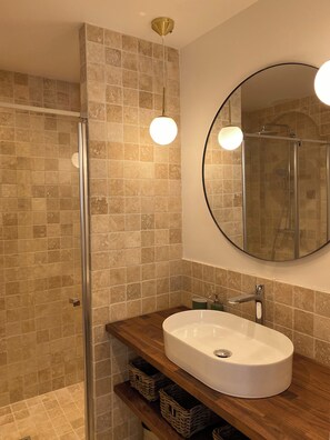 Dusche, Haartrockner, Handtücher, Toilettenpapier