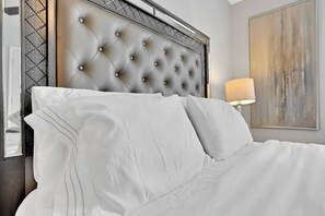 2 bedrooms, iron/ironing board, WiFi, bed sheets - Selfie Wall  Fast Wi-Fi  W/D  2 Master BRs (Clarksville)