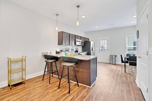 Private kitchen - Selfie Wall  Fast Wi-Fi  W/D  2 Master BRs (Clarksville)