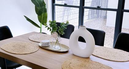 Theme Park Retreat Coomera 5 Beds Villa