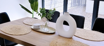 Theme Park Retreat Coomera 5 Beds Villa