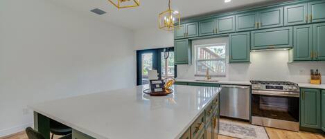 雪櫃、微波爐、焗爐、爐具