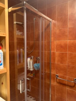 Căn hộ, 2 phòng ngủ | Phòng tắm | Chậu vệ sinh/vòi rửa