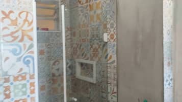 Toalhas de banho, sabonete, papel higiênico