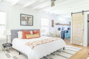 5 bedrooms, iron/ironing board, WiFi, bed sheets - Winter Getaway w/Friends | Pickleball + Walk to RT (Round Top)