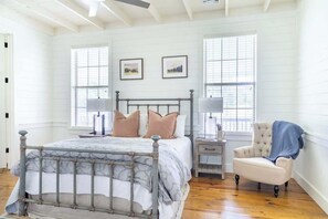 5 bedrooms, iron/ironing board, WiFi, bed sheets - Round Top Getaway | Pickleball + Hot Tub + Pool (Round Top)