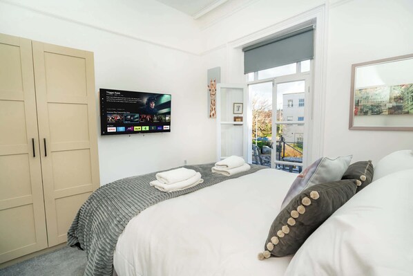 2 bedrooms, iron/ironing board, WiFi, bed sheets