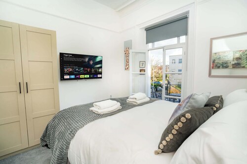 2BR Apartment with balcony | Central Cheltenham