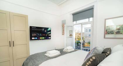2BR Apartment with balcony | Central Cheltenham