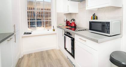 Characterful 2 Bed Apartment in Central Cheltenham