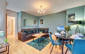 Comfort Apartment | Living area | Flat-screen TV - Laing Apartments (Newcastle-upon-Tyne)