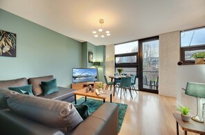 Comfort Apartment | Living area | Flat-screen TV - Laing Apartments (Newcastle-upon-Tyne)