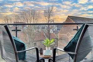 Comfort Apartment | Living area | Flat-screen TV - Laing Apartments (Newcastle-upon-Tyne)