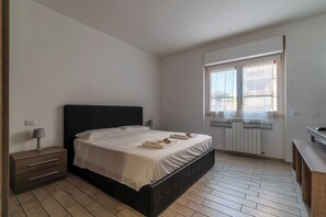 1 غرفة نوم ومكواة/لوح كي وواي فاي مجانًا وملاءات أسرّة