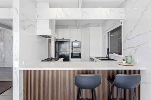 Geladeira, micro-ondas, fogão, cooktop