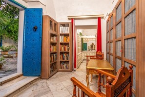 المنشأة من الداخل